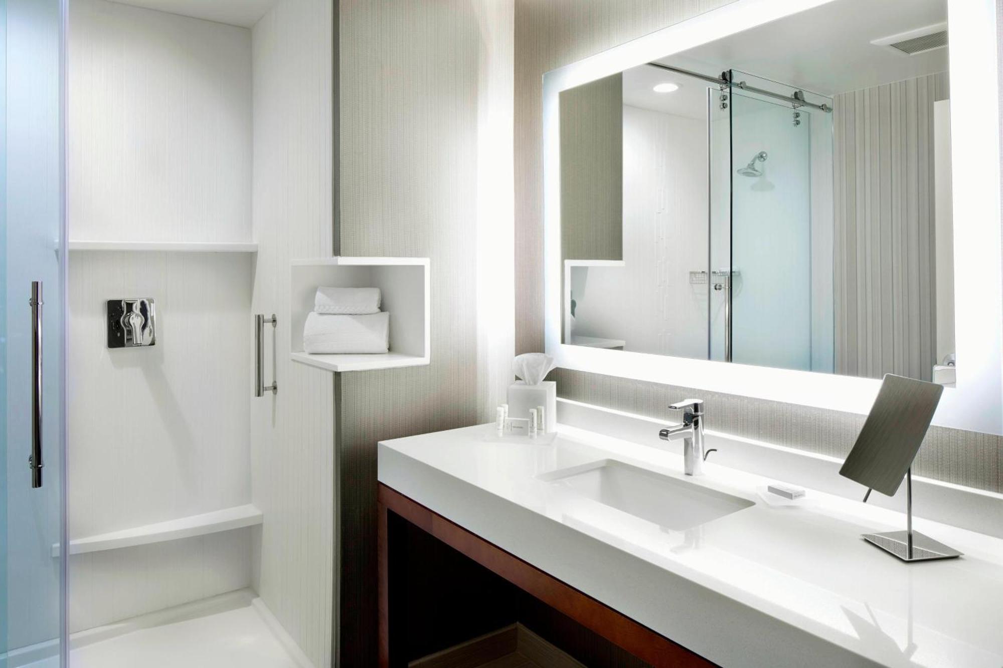 Отель Courtyard By Marriott Houston Intercontinental Airport Экстерьер фото